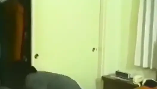 Eine geile brünette wird für eine gesichtsbesamung gefickt