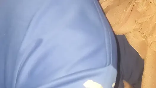 Aku masuk ke kamar istri pria lain dan menciumnya dengan santai.