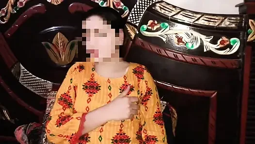 Atemberaubende junge arabische schönheit fingert ihre saftige nasse muschi bis zum intensiven orgasmus-solospiel