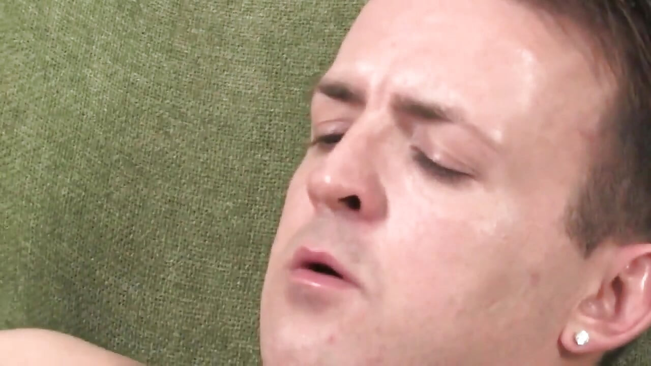 Masturbasi si cewek hot rambut cokelat yang lagi asik ngentot