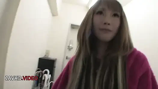 Titillatende badezimmer-begegnung mit Saki Oshiros verführerischen blowjob-fähigkeiten