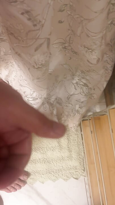 Buz banyosu büyük sarkık yarağımı küçük bir penise sokuyor