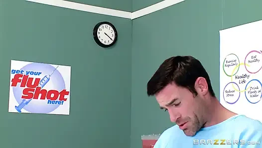 Brazzers - эрекция Charles Dera не прекращается, поэтому медсестра Karlee Grey принимается, чтобы решить проблему