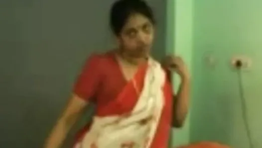 Индийская тетушка занимается сексом на рабочем месте