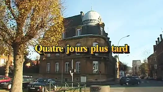 Эта шлюшка обожает сосать огромный член связанной кожей