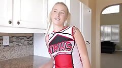 Blonde cheerleader Layla Love op een harde pik