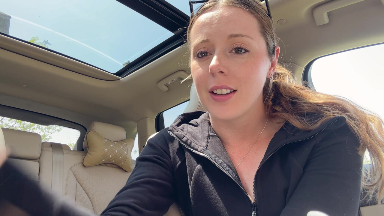 愛車の後部座席でピンクのディルドでオナニー