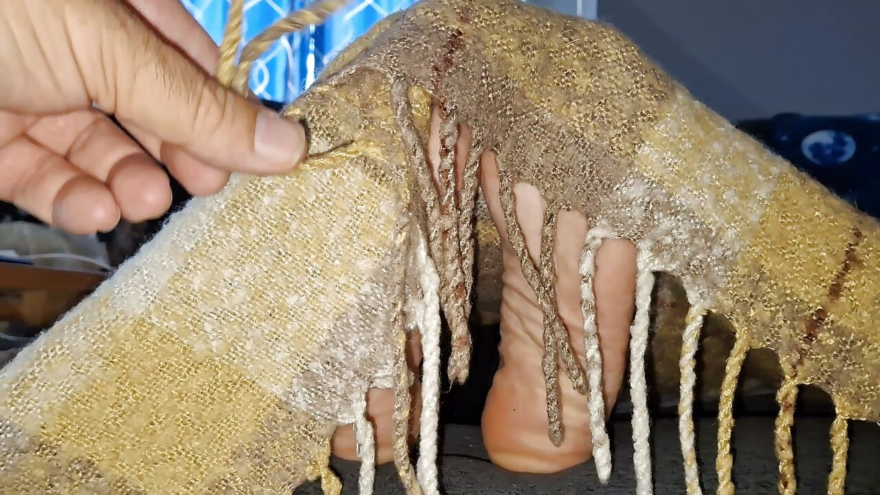Hanya kaki telanjang imut tetanggaku dalam berbagai pose