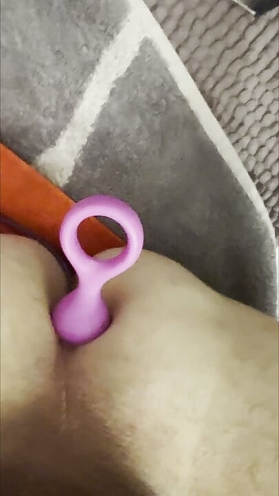 Enema di kamar mandi, kencing, lalu mainan bokong hingga orgasme