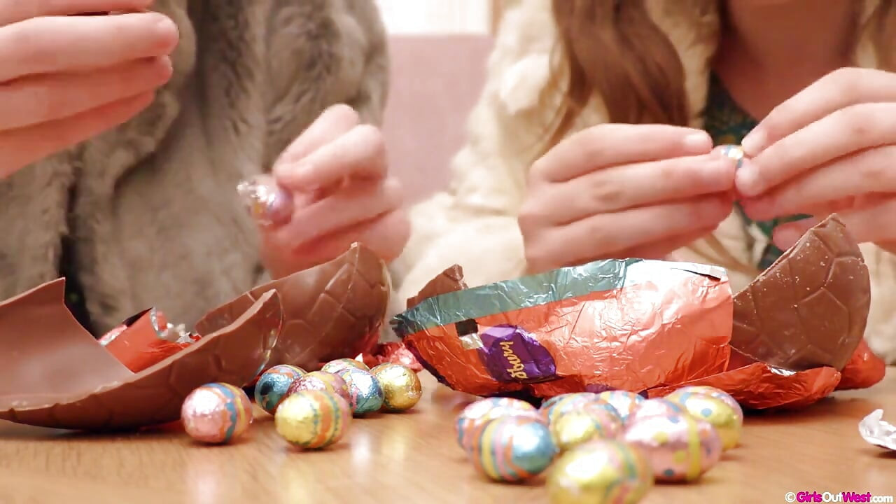Peitudas lésbicas safadas desfrutam de ovos de chocolate antes de foder