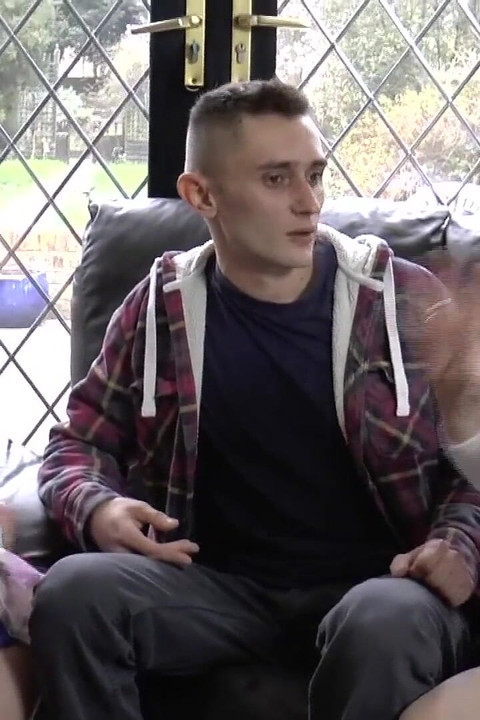 Dua nenek miang menggunakan juruelektronik