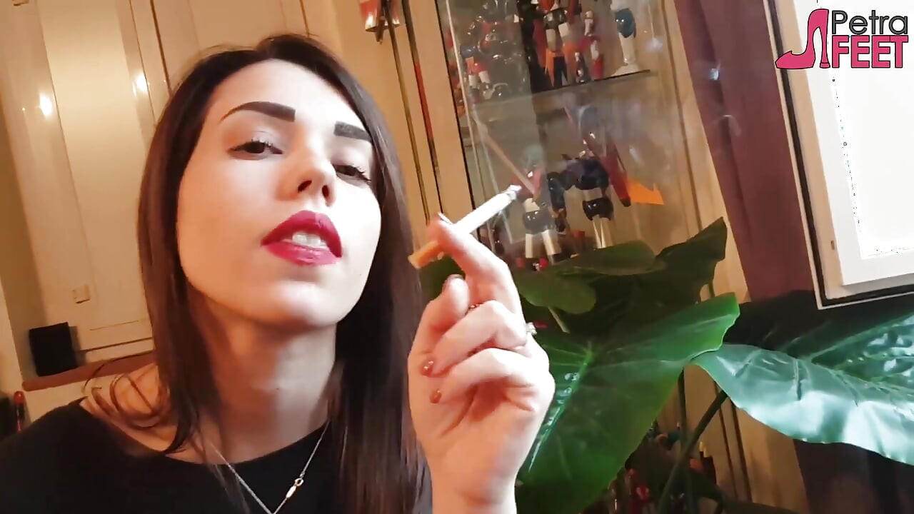 Rauchen in nahaufnahme mit einem schönen mädchen