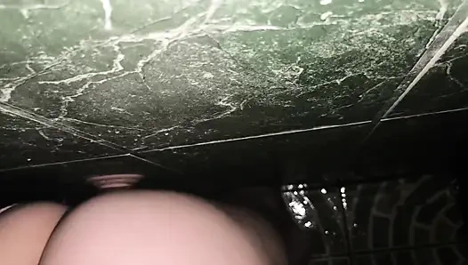 Banyoda dildo ve yarakla