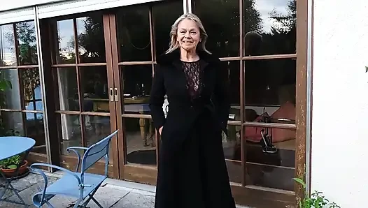 Olgun Bir Kadın, Dantel Bir Vücut Takımıyla Dışarıda Kendini Gösteriyor!