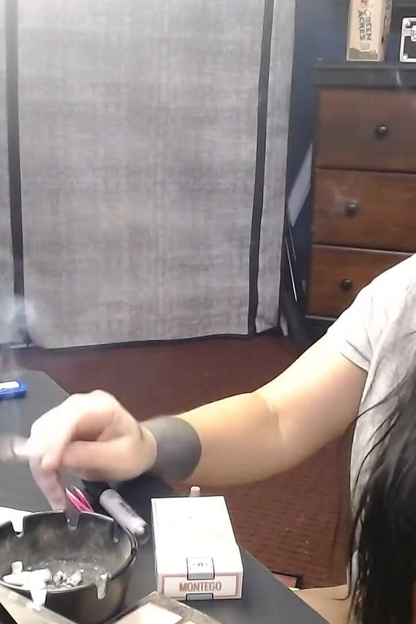 Milf de mediados fumando cigarrillos