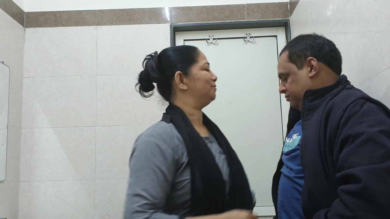 友人の妻がトイレで激しくセックスした