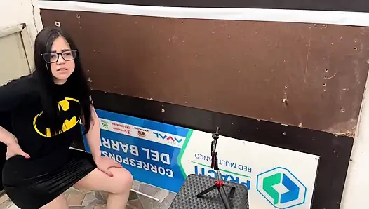 Mein Nachbar geht nach oben, um mir bei der Arbeit zu helfen