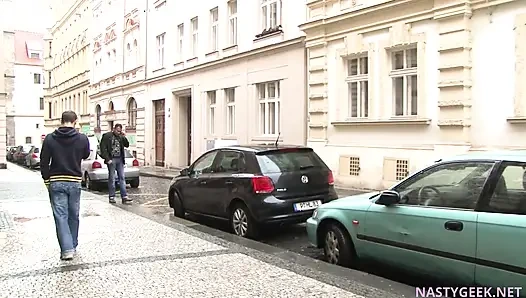 Kamu mau ngentot istriku atau nggak sama kontolku?