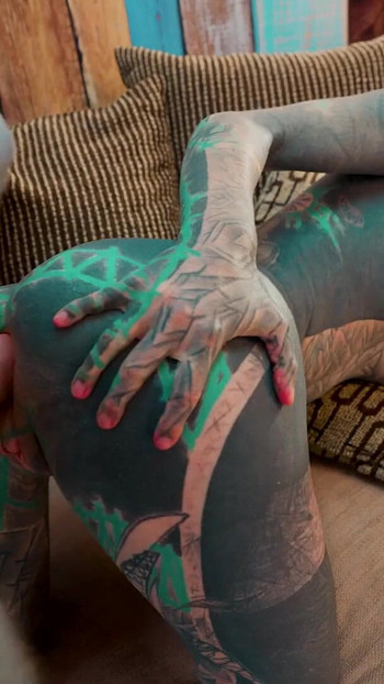 Veliki crni kurac sa velikim štiklama, svršavanje po faci, anal | Klip 1