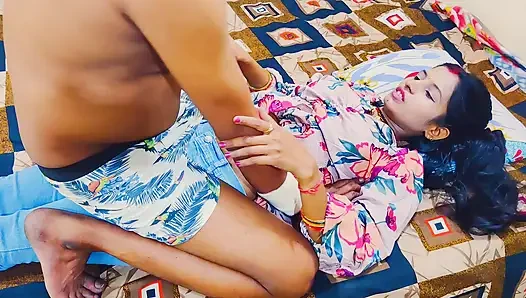 Indische college-dame wird vom stiefbruder gefickt, nachdem er vom college nach hause gekommen ist, video in Hindi-audio erwischt