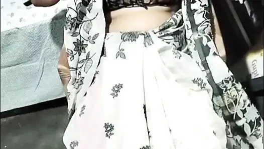 Desi lifting Sari to open pussy