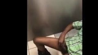 Un mec noir se caresse dans la stalle
