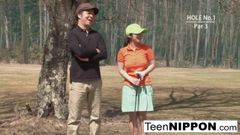 かわいいアジアの十代の女の子がストリップゴルフのゲームをする