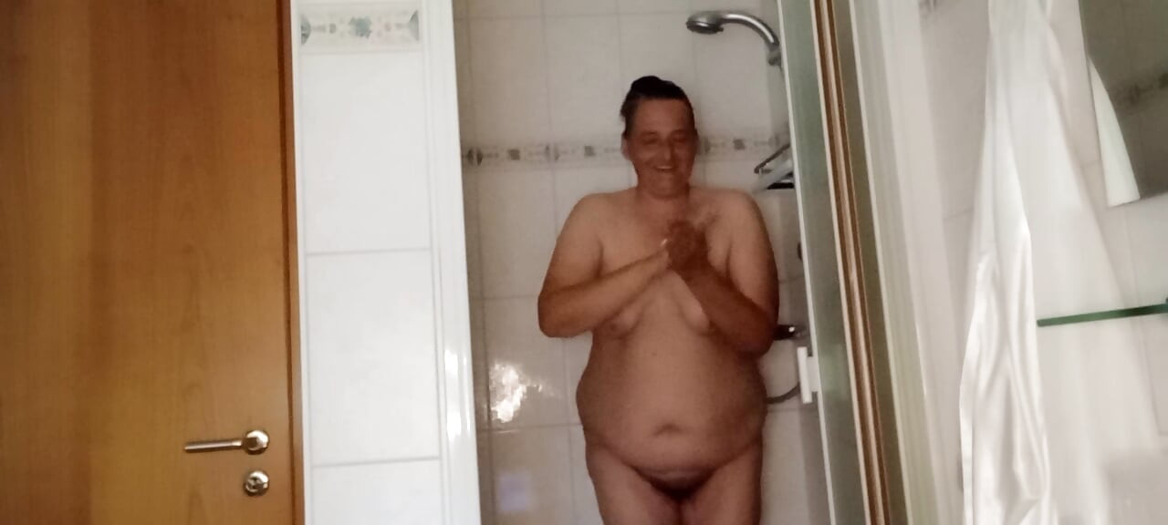 Grandota provoca en la ducha - mírame mojarme y jabonoso