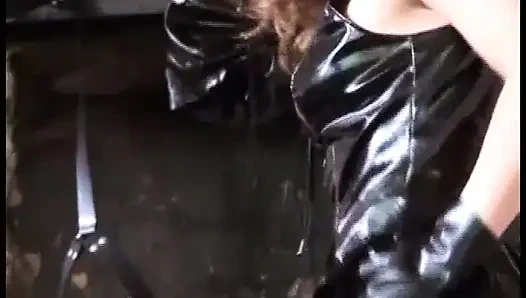 Сексуальную шлюшку связали рукой и ступней и дико трахнули