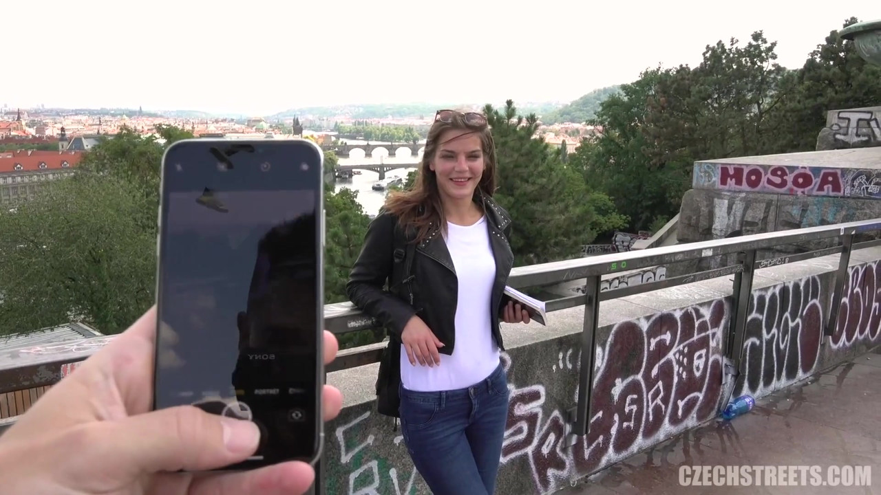 チェコの街 - 史上最もシャイな女の子