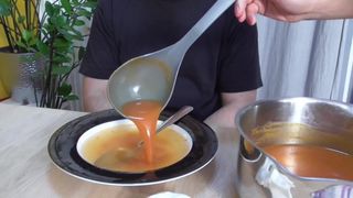 Отвратное кормление супом!