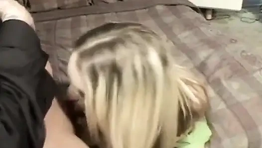 Yaramaz Fransız sürtük yüzünü sikiyor ve dölle kaplanıyor