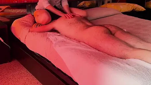Versaute masseuse sitzt auf dem gesicht des kunden und nimmt seinen schwanz in ihren arsch bis zum letzten tropfen