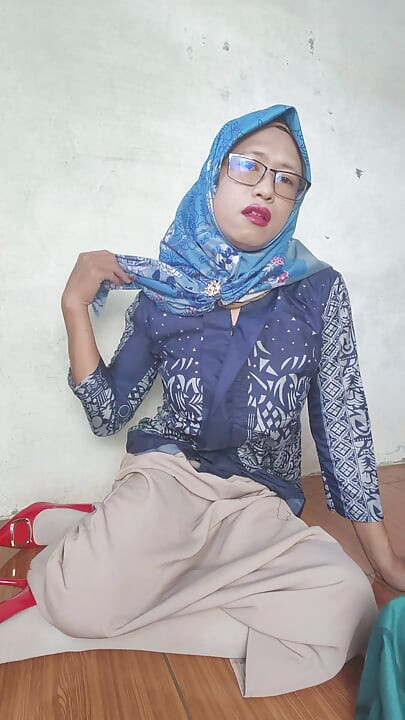 Super Cute Hijab Shemale Mitha Zhe Play with a Big Dildo