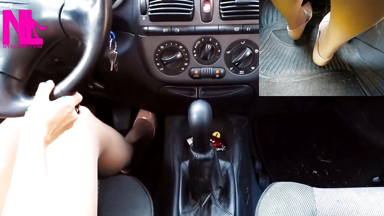 Smyslná jízda v nahých pumpách Gianvita Rossi a honění výbavy v mém autě