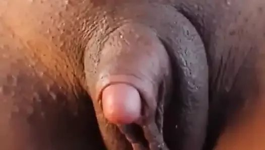 Masturbando enorme le clitoris