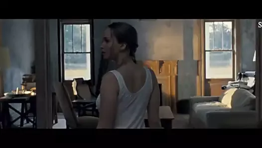 Обнаженные сиськи и жопа Jennifer Lawrence в просвечивающейся ночной рубашке
