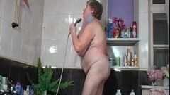 Nenek raisa mandi dan berpose untuk kekasihnya