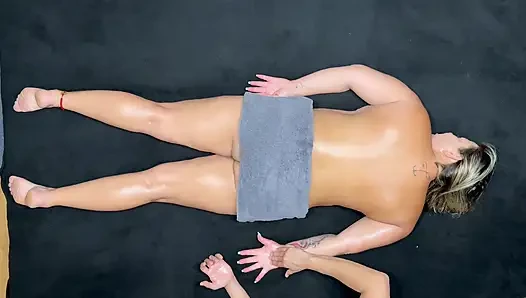 Eine Reiche, Sinnliche Massage Endet Mit Sex Und Masturbation Bis Zum Höhepunkt.