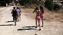 Jóvenes follan en la playa nudista española