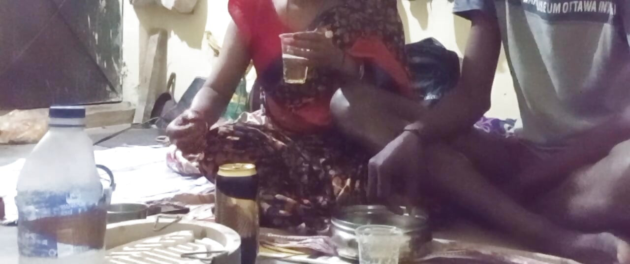 Aunty ko bear pilaya Holi Mein To aunty ne gift Mein Diya apni chut chod liya jamkar