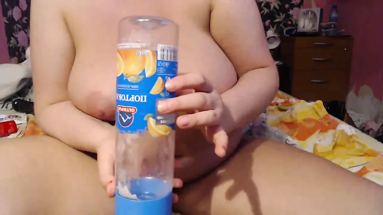 Des bouteilles de différentes tailles dans ma chatte, poing et squirt