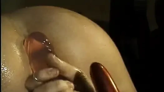Dua tante super sange ini lagi asik muasin memeknya pakai mainan seks liar