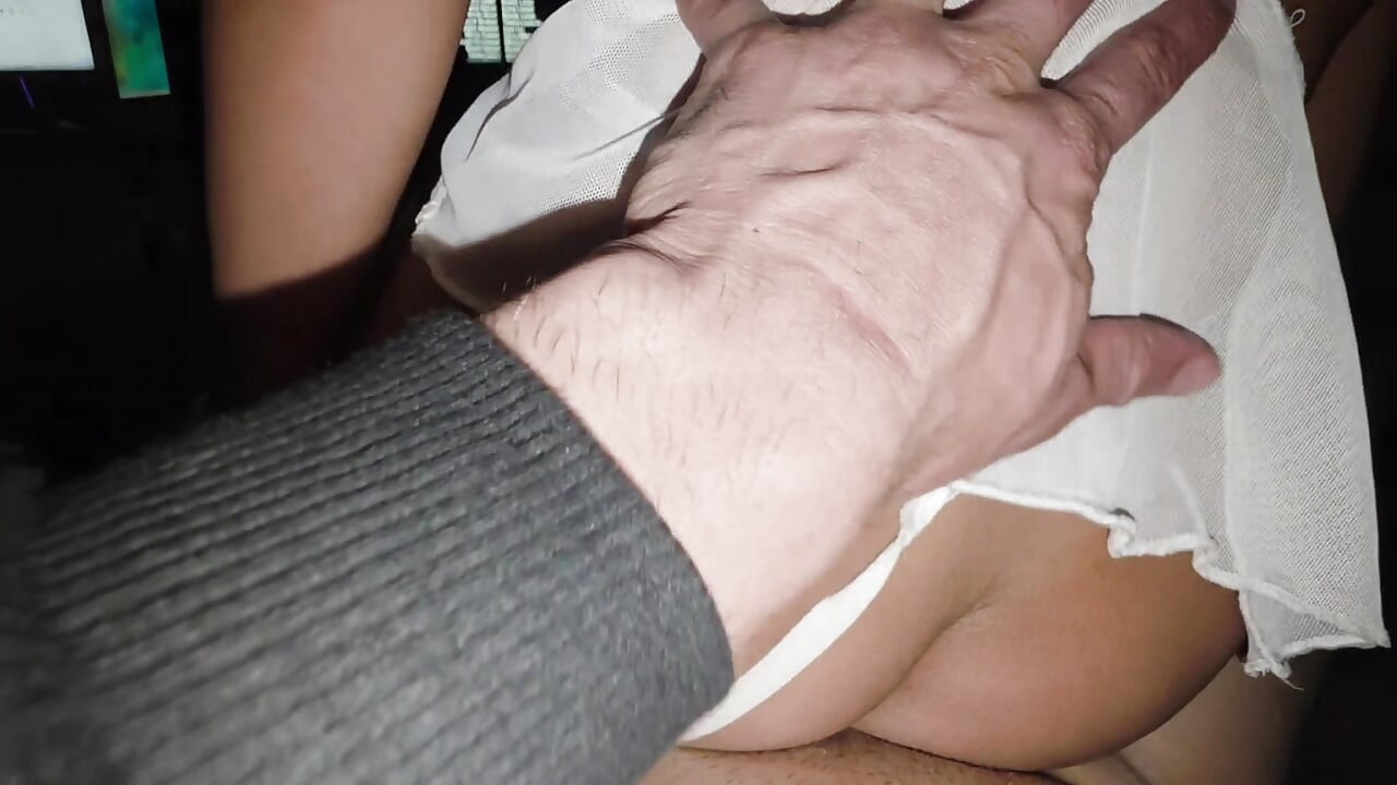 Meine argentinische stiefschwester mit dickem arsch reitet mich reverse-cowgirl und bekommt sperma auf ihren arsch