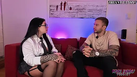 Melthoney lutscht an ihren Füßen und zerreißt ihren großen Hintern nach einem Interview mit Brian Evansx