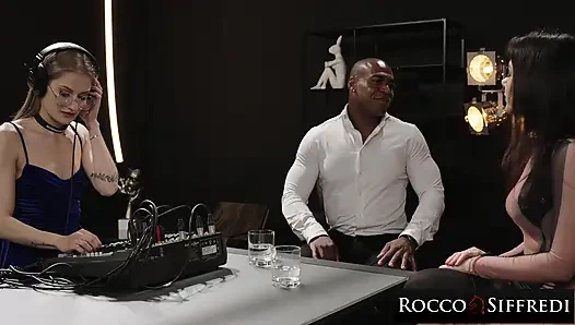 ROCCO SIFFREDI - латина Valentina Nappi и блонди Tiffany Tatum делят хуище