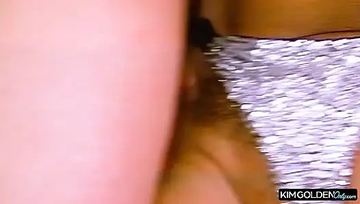 Geiler Couch-Sex mit leidenschaftlicher Bruenetten