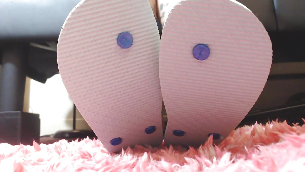 Abbys nieuwe teenslippers close-up Pools gratis