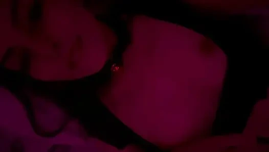 Kırmızı ışık altında gerçek çiftin samimi anı