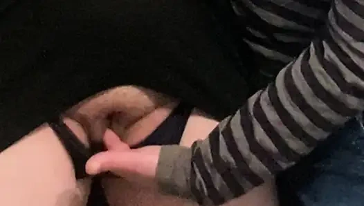 Azgın sapık kız herkesin içinde elbisenin altında parmaklıyor